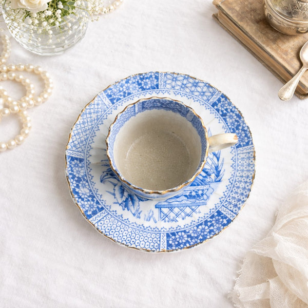 Tasse et soucoupe ancienne en porcelaine anglaise – décor bleu floral