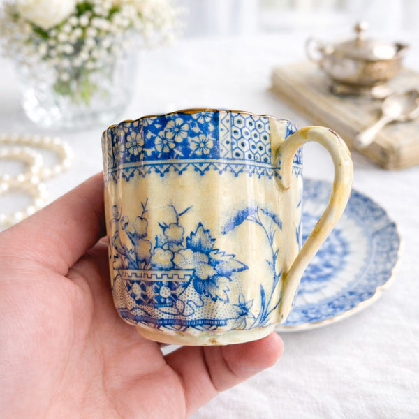 Tasse et soucoupe ancienne en porcelaine anglaise – décor bleu floral