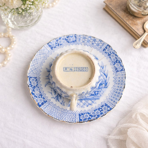 Tasse et soucoupe ancienne en porcelaine anglaise – décor bleu floral