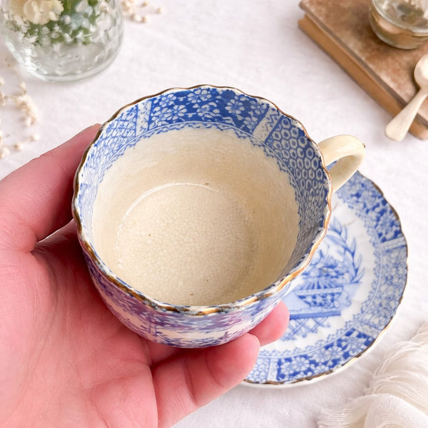 Tasse et soucoupe ancienne en porcelaine anglaise – décor bleu floral