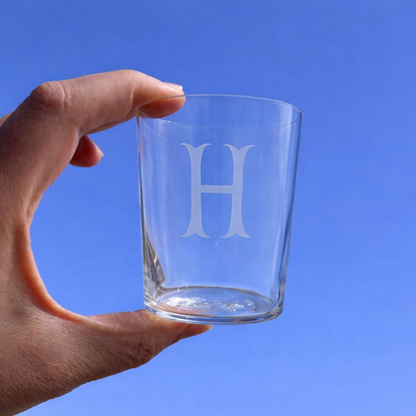 Verre / gobelet ancien en cristal soufflé gravé – Initiale H – XIXe siècle