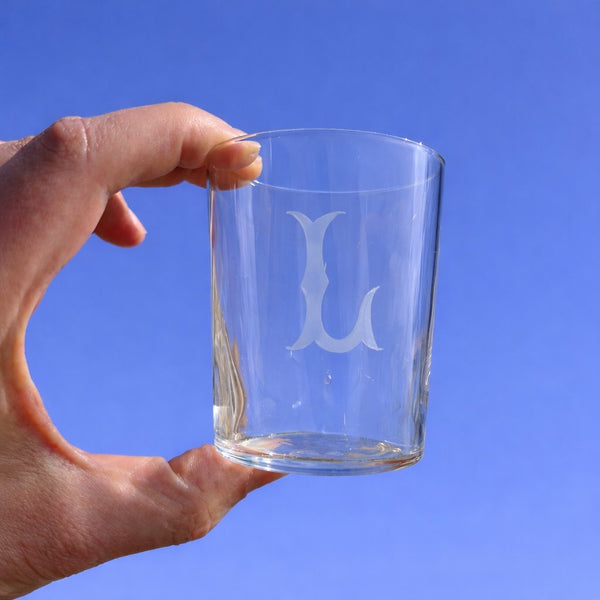 Verre / gobelet ancien en cristal soufflé gravé – Initiale L – XIXe siècle