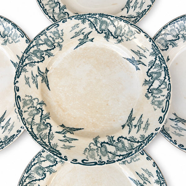 Lot de 5 assiettes plates anciennes en faïence de Longwy modèle « Richelieu » – Décor oiseaux et chardons, avec patine ancienne