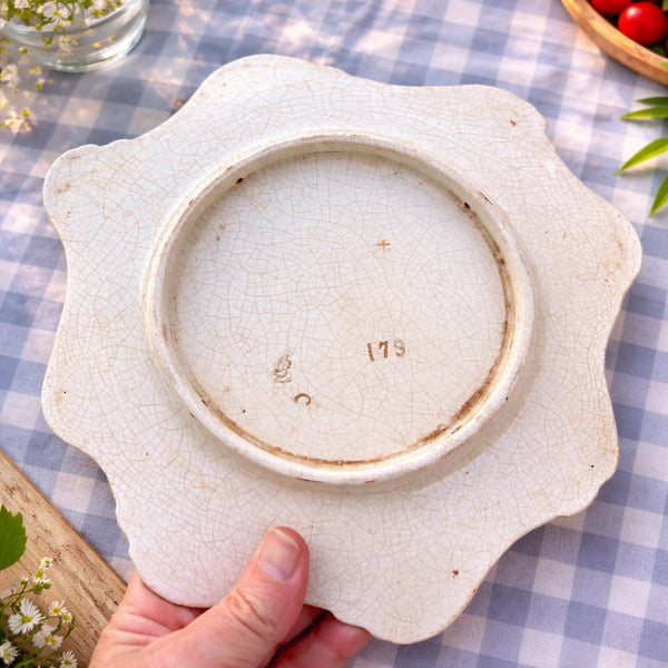 Coupe basse sur pied / assiette montée ancienne à décor floral et abeilles – faïence craquelée