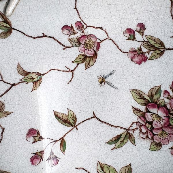 Coupe basse sur pied / assiette montée ancienne à décor floral et abeilles – faïence craquelée