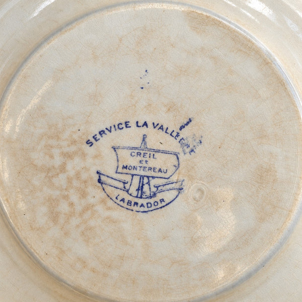 Assiette montée ancienne en faïence patinée Creil et Montereau modèle « Service La Vallière »