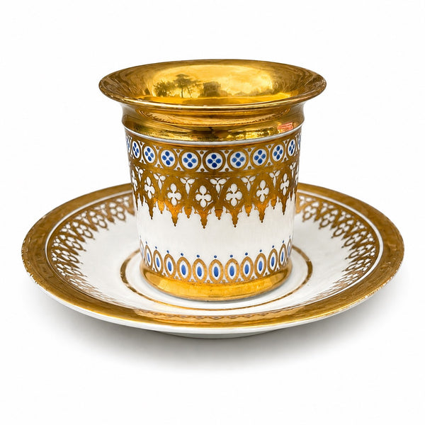 Tasse et sa soucoupe en porcelaine de Paris décor néogothique doré – époque XIXe siècle