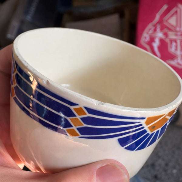 Grosse tasse ancienne Badonviller modèle Saint-Gabriel – décor géométrique bleu et orange