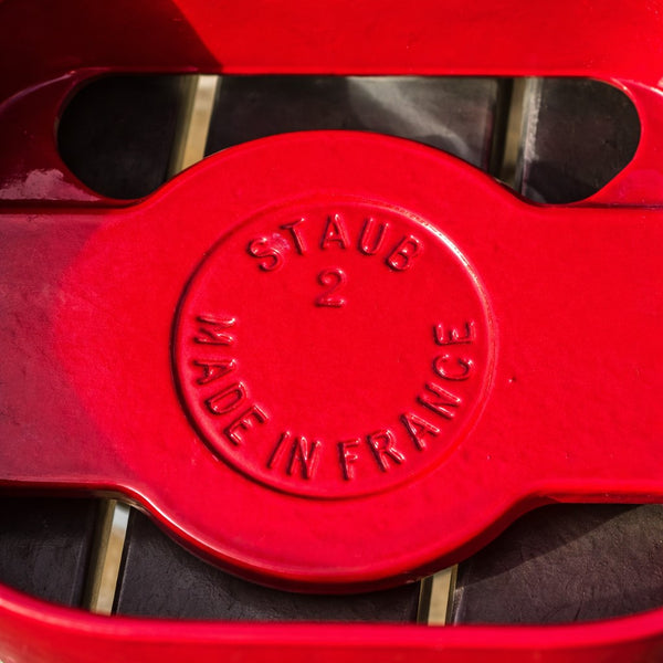 Chauffe-plat ancien en fonte émaillée rouge STAUB avec 3 bougies