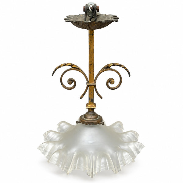 Lustre ancien Art nouveau en métal doré et verre dépoli à bord festonné