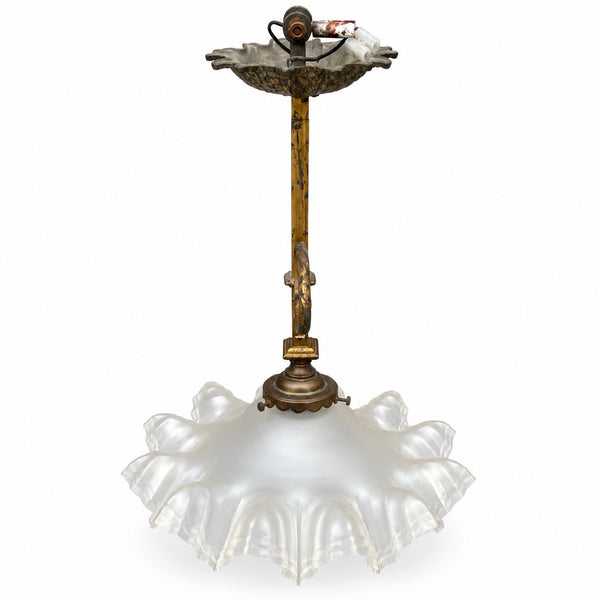 Lustre ancien Art nouveau en métal doré et verre dépoli à bord festonné