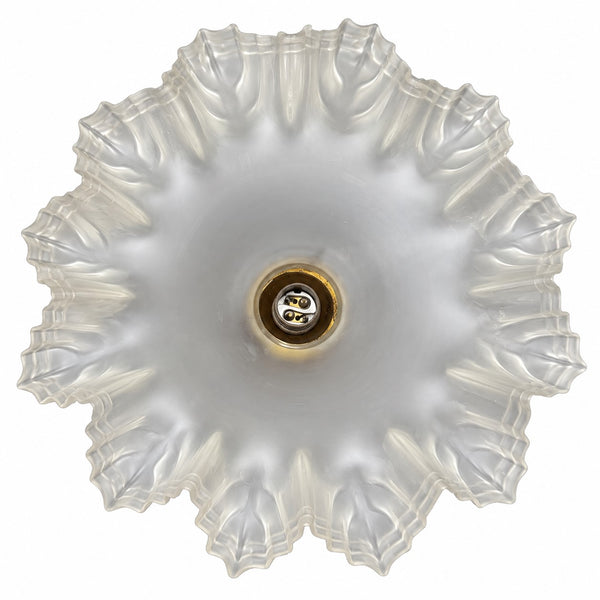 Lustre ancien Art nouveau en métal doré et verre dépoli à bord festonné