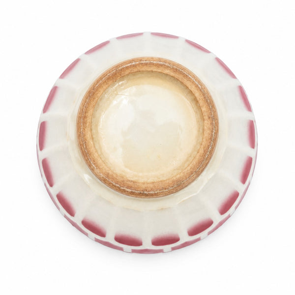 Bol ancien en faïence à facettes rose foncé et blanc à décor géométrique
