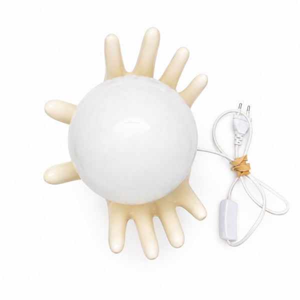 Lampe vintage ivoire en céramique en forme de mains – globe opalin blanc