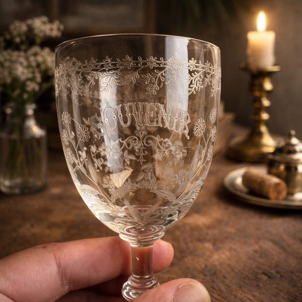 Verre à pied ancien en cristal gravé “Souvenir” – fin XIXe siècle