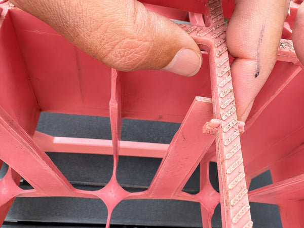 Casier à bouteilles publicitaire Evian en plastique rose 12 litres de 1969