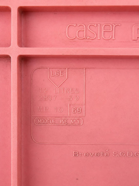 Casier à bouteilles publicitaire Evian en plastique rose 12 litres de 1969