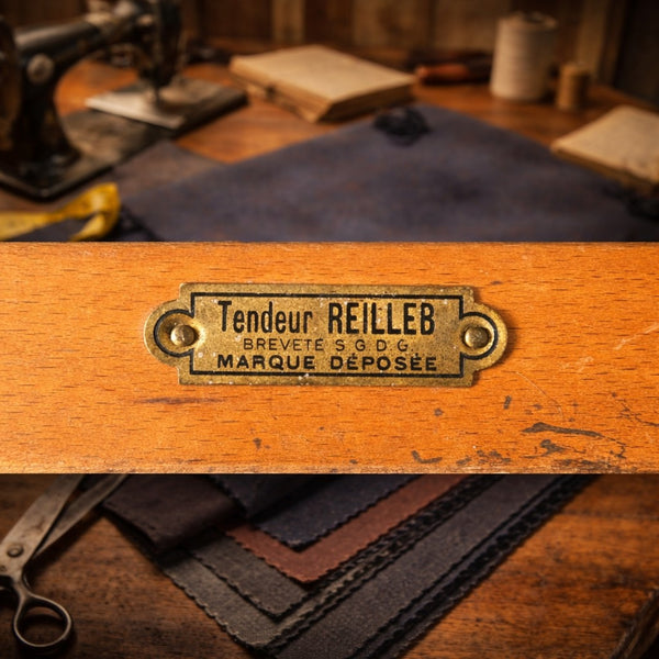 Ancien cintre tendeur de tailleur Reilleb en bois