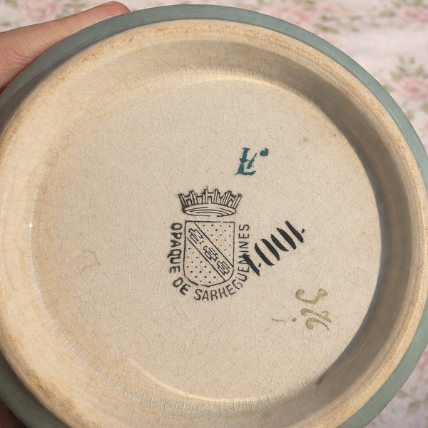 Grosse tasse à déjeuner et soucoupe anciennes Sarreguemines décor lion floral vert céladon