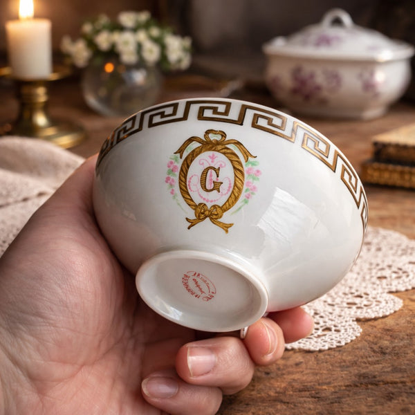 Tasse ancienne en Porcelaine de Paris – Décor doré & monogramme “G”