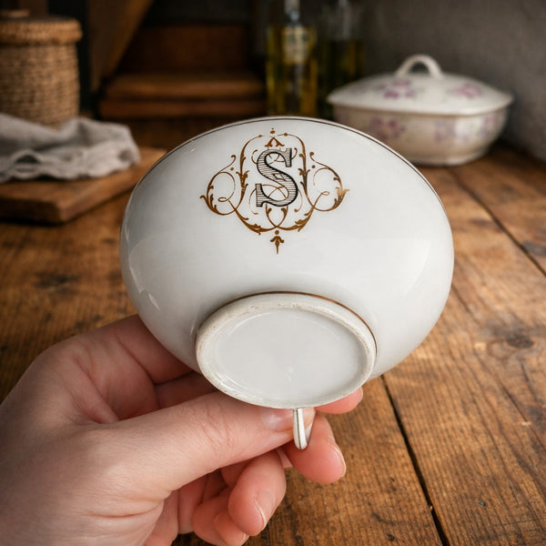 Tasse ancienne en porcelaine blanche monogrammée “S” – liseré doré