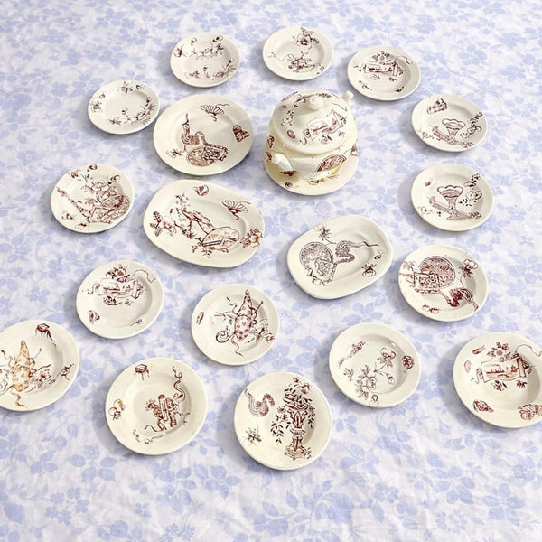 Dinette de poupée ancienne en terre de fer – 20 pièces