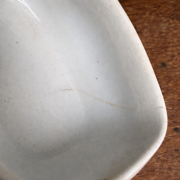 Petite boîte porte-savon en porcelaine opaque ancienne – décor floral