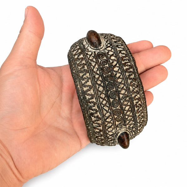 Ancien bracelet ethnique africain de prestige massif en alliage cuivreux – XXe siècle