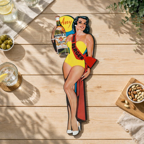 Plaque publicitaire vintage Berger 45 – Pin-up Miss Berger en tôle d’aluminium