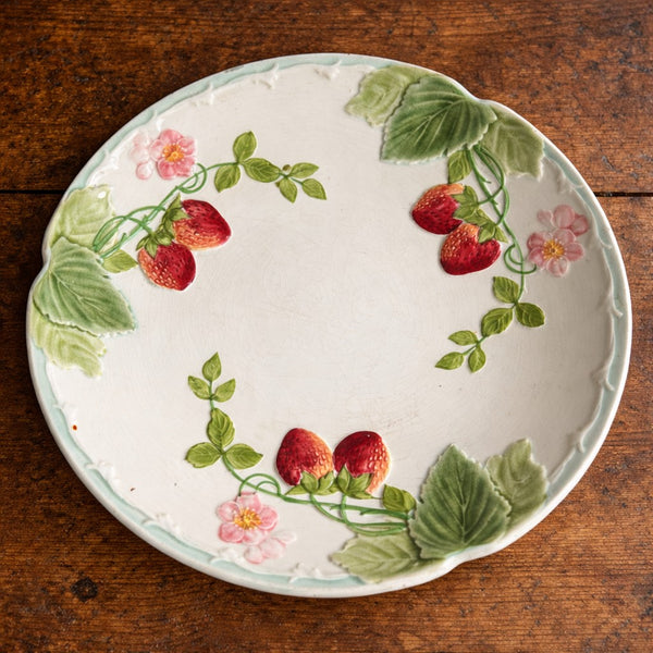 Compotier ancien en barbotine – fraises en relief – HB & Cie – Choisy-le-Roi