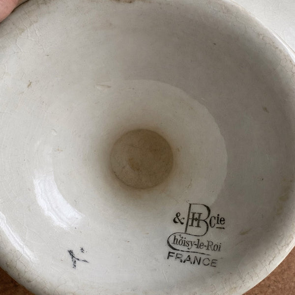 Compotier ancien en barbotine – fraises en relief – HB & Cie – Choisy-le-Roi