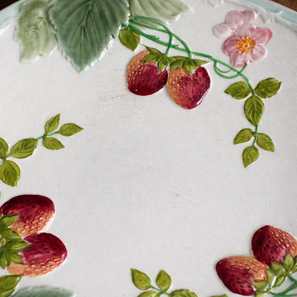 Compotier ancien en barbotine – fraises en relief – HB & Cie – Choisy-le-Roi