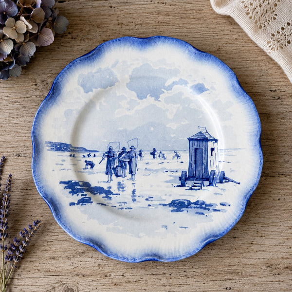 Assiette plate ancienne en faïence de Sarreguemines modèle Marines (1890-1918)