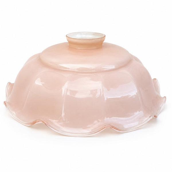 Ancien abat-jour tulipe en verre opalin rose à bord festonné pour suspension