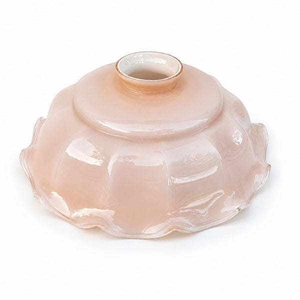 Ancien abat-jour tulipe en verre opalin rose à bord festonné pour suspension