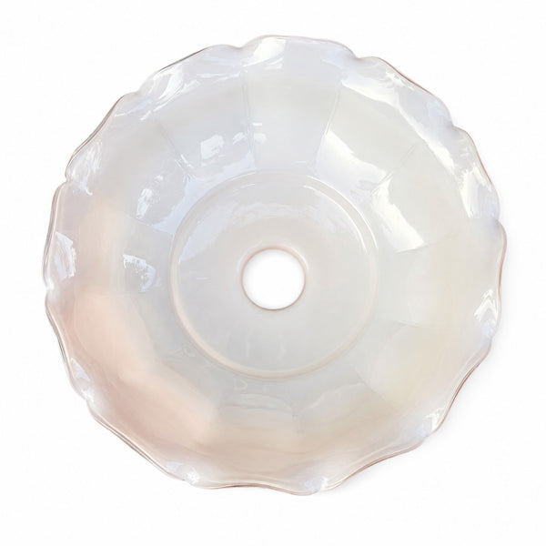 Ancien abat-jour tulipe en verre opalin rose à bord festonné pour suspension
