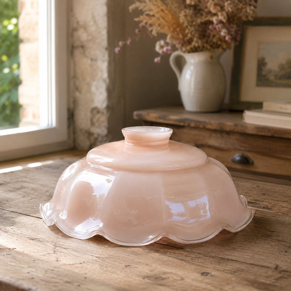 Ancien abat-jour tulipe en verre opalin rose à bord festonné pour suspension