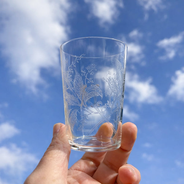 Verre / gobelet ancien en cristal soufflé gravé et émaillé – Initiale M – XIXe siècle