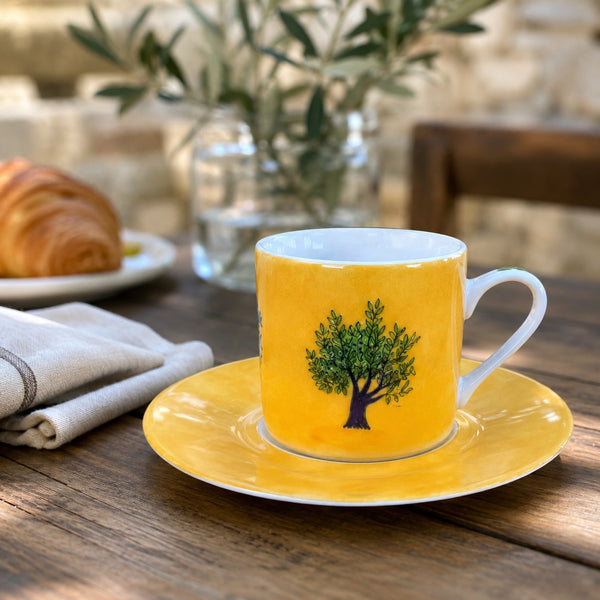 Tasse à café et sa soucoupe Guy Degrenne Oulivéiro en porcelaine jaune – Décor olivier