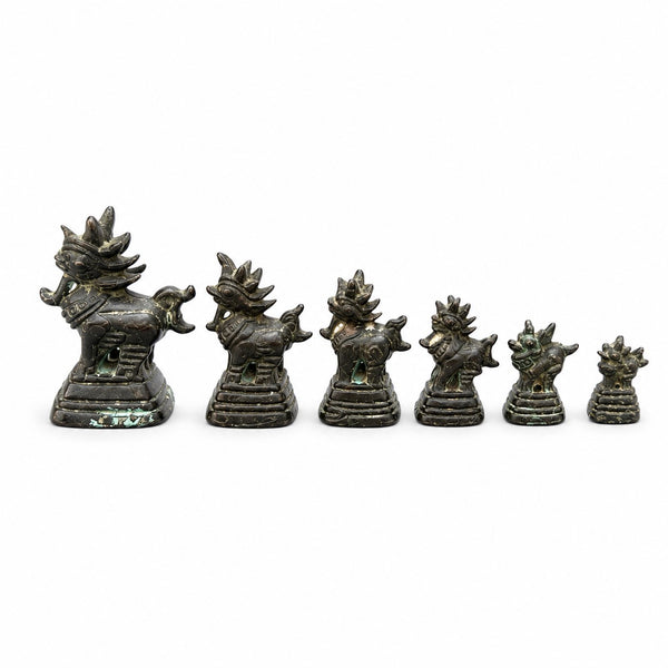 Ensemble de 6 poids de balance zoomorphes en bronze – Créatures de type Qilin – Birmanie (Myanmar)
