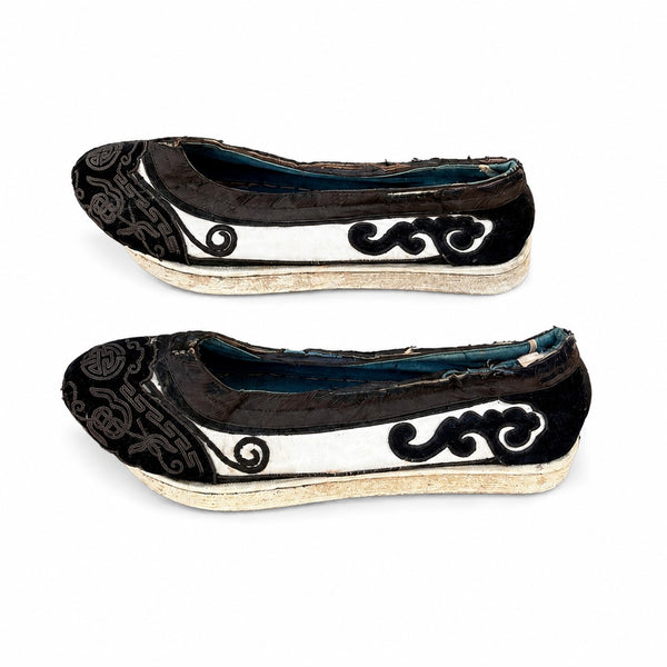 Paire de chaussures traditionnelles chinoises anciennes brodées en soie