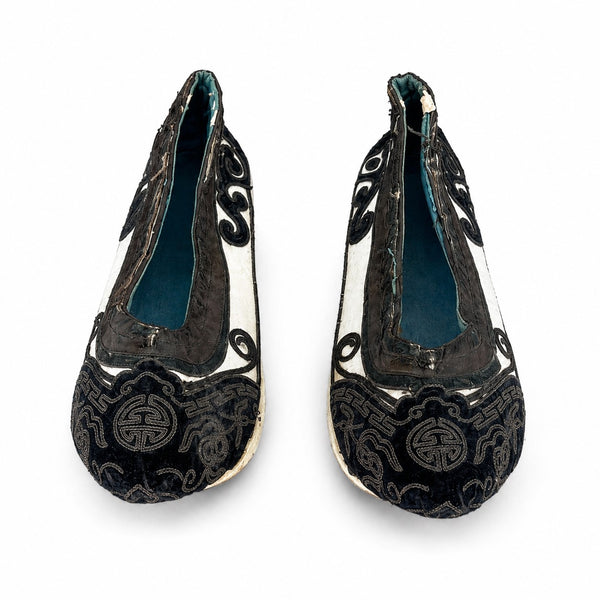 Paire de chaussures traditionnelles chinoises anciennes brodées en soie