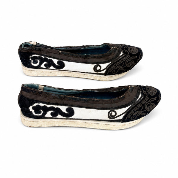 Paire de chaussures traditionnelles chinoises anciennes brodées en soie