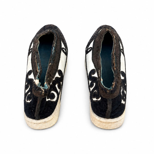 Paire de chaussures traditionnelles chinoises anciennes brodées en soie