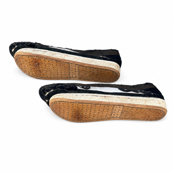 Paire de chaussures traditionnelles chinoises anciennes brodées en soie