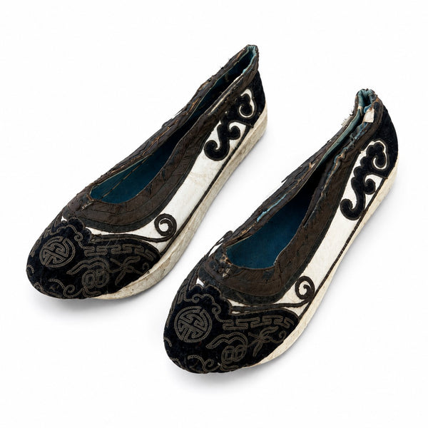 Paire de chaussures traditionnelles chinoises anciennes brodées en soie