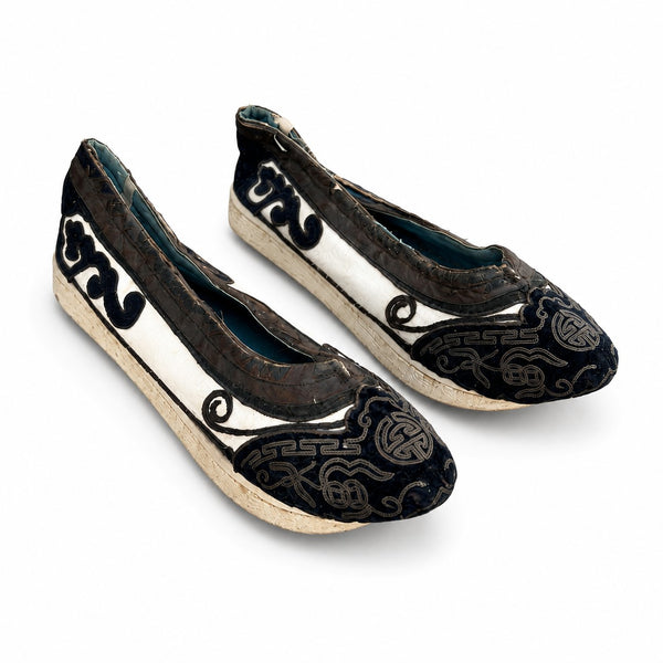 Paire de chaussures traditionnelles chinoises anciennes brodées en soie