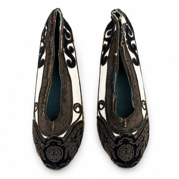 Paire de chaussures traditionnelles chinoises anciennes brodées en soie