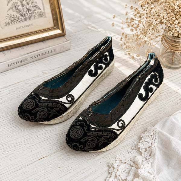 Paire de chaussures traditionnelles chinoises anciennes brodées en soie