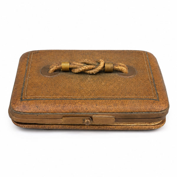 Coffret en cuir et laiton à décor de lacs d'amour – Probable porte-tablier de franc-maçon – France, vers 1890-1910
